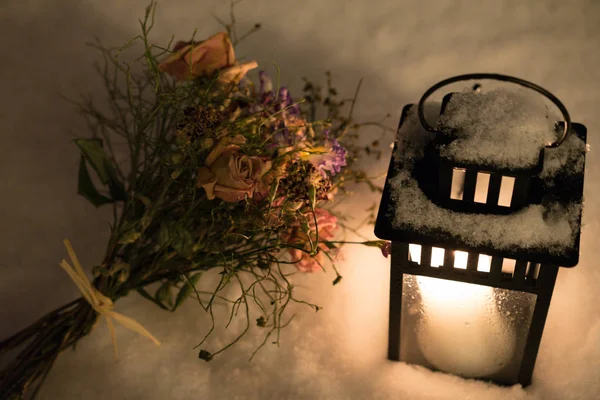 Buquê Flores Com Lanterna Luto Neve Funeral Triste Humor Separação — Fotografia de Stock