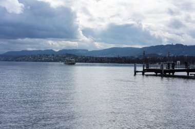 Lake zurich panorama görüş büyük tekne rıhtımda gelen ile