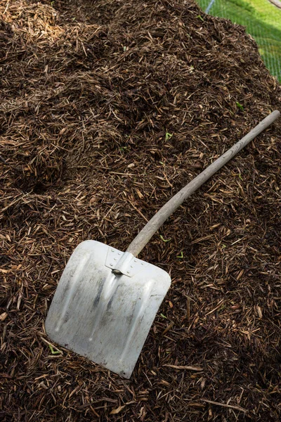 Pala pala in terra di giardinaggio, strumento per l'agricoltura — Foto Stock