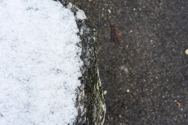 Snö och konkreta marken nära håll view — Stockfoto