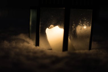 Noel kar akşam sahnede mum yanan ile fener