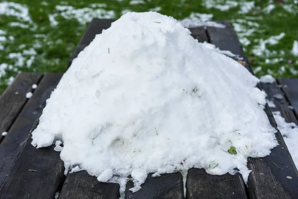 Pile de neige sur table en bois extérieur — Photo