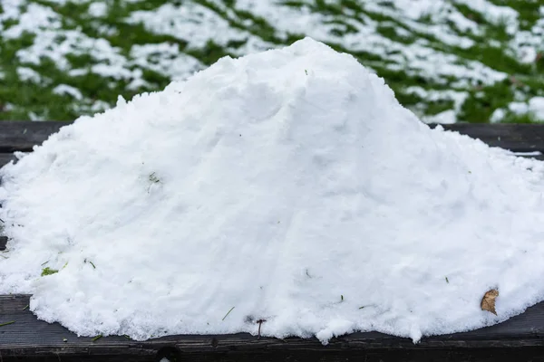Pile de neige sur table en bois extérieur — Photo