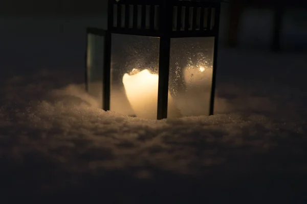 Linterna de Navidad con vela encendida en escena de la noche de nieve — Foto de Stock