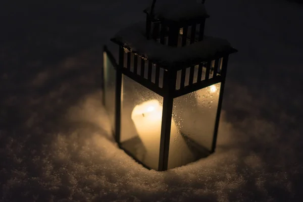 Lanterna de Natal com vela acesa na cena da noite de neve — Fotografia de Stock