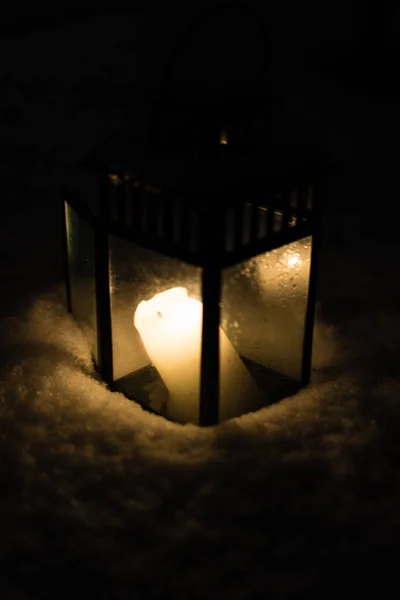Linterna de Navidad con vela encendida en escena de la noche de nieve —  Fotos de Stock