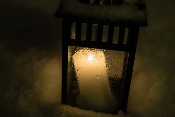 Linterna de Navidad con vela encendida en escena de la noche de nieve — Foto de Stock