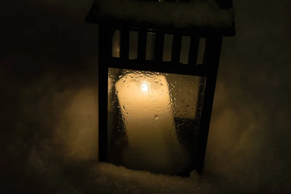 Karácsonyi lámpa, égő gyertya, a hó este jelenet — Stock Fotó