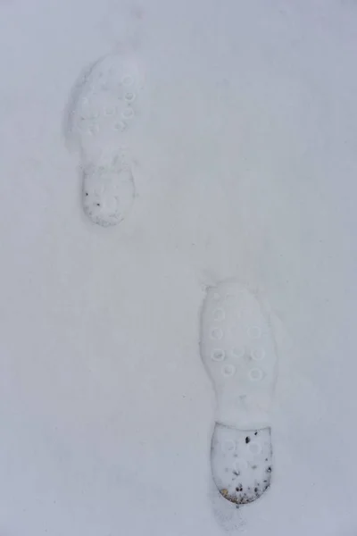 Fotspår i snön hög vinkel se — Stockfoto