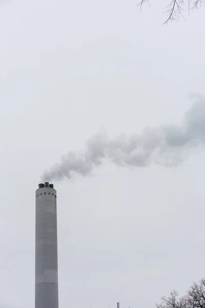 산업 굴뚝 연기와 회색 하늘 — 스톡 사진