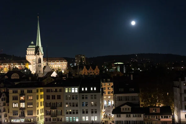 Kota Zurich pada malam hari dengan gereja dan gedung universitas — Stok Foto