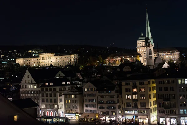 Kilise ve Üniversite binası ile gece tarafından Zürih şehri — Stok fotoğraf