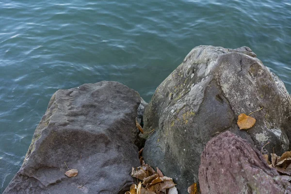 Grote steen en turkoois groene water schoen kustlijn — Stockfoto