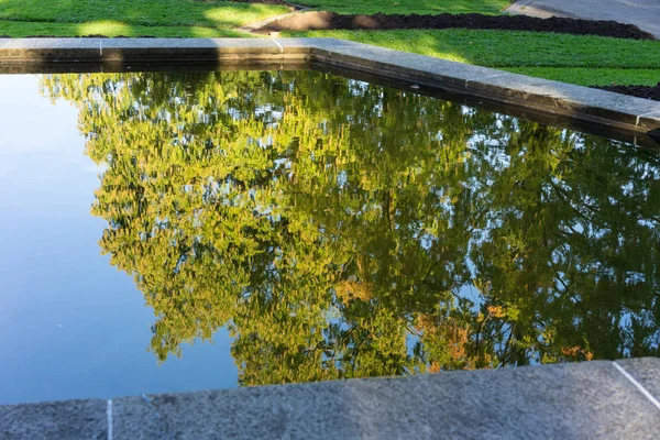 Velikánský výhled zrcadlový zrcadlo s modrou oblohou — Stock fotografie