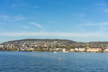 Zürih Gölü kıyısında görünümü yaz aylarında mavi gökyüzü ile