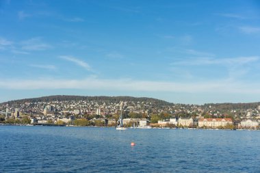 Zürih Gölü kıyısında görünümü yaz aylarında mavi gökyüzü ile