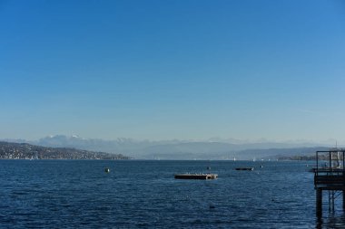 Zürih Gölü su görünümü ile dağlar ve arka gold coast