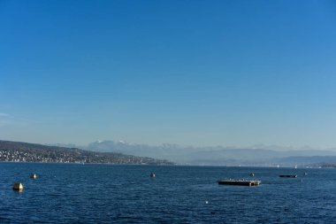 Zürih Gölü su görünümü ile dağlar ve arka gold coast