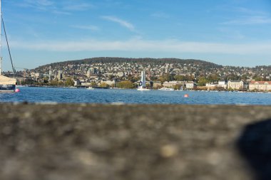 Yaz aylarında şehir kıyısı hattı ile Lake Zurich