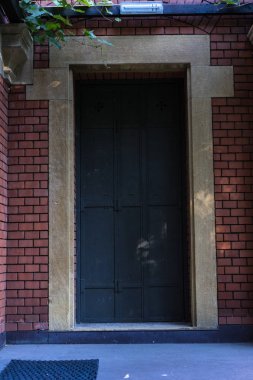 Villa ev girişinde eski kapı