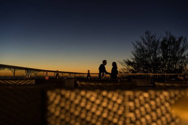 uzaklarda görülen günbatımı romantik çift