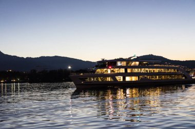 Turizm hedef ışıklar ile gece göl Lucerne üzerinde Cruise Ship