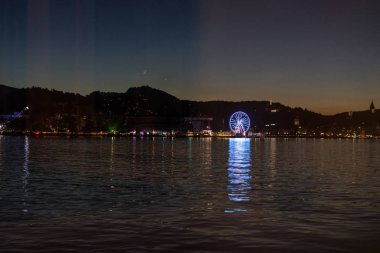 Lucerne gece feribot tekerlek su yansıma seyahat hedef ile