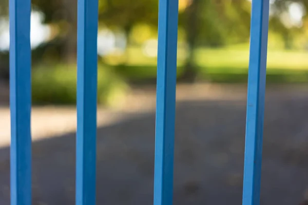 Parque cerrado visto a través de la puerta azul en verano —  Fotos de Stock