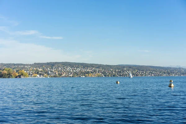 Lake zurich water view with gold coast in the back and mountains — стоковое фото