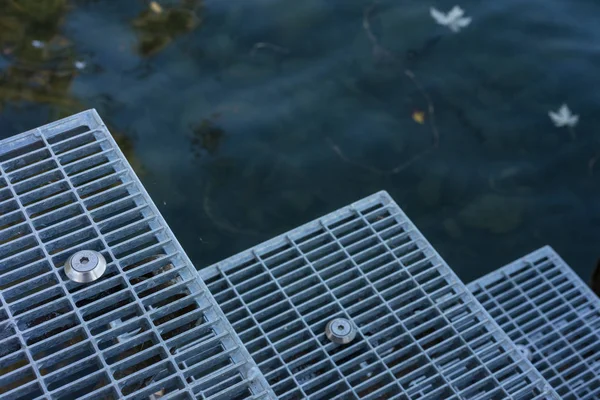 Metalltreppe führt ins blaue Wasser — Stockfoto