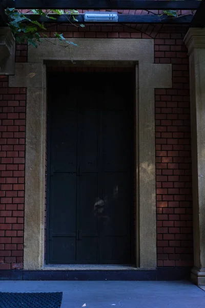 Régi ajtó Villa ház bejáratánál — Stock Fotó
