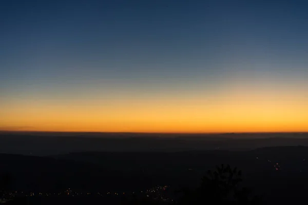 Ηλιοβασίλεμα horizont γραμμή με πορτοκαλί ουρανό — Φωτογραφία Αρχείου