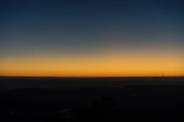 Ηλιοβασίλεμα horizont γραμμή με πορτοκαλί ουρανό — Φωτογραφία Αρχείου