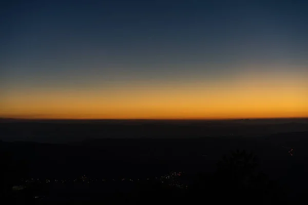 Ηλιοβασίλεμα horizont γραμμή με πορτοκαλί ουρανό — Φωτογραφία Αρχείου