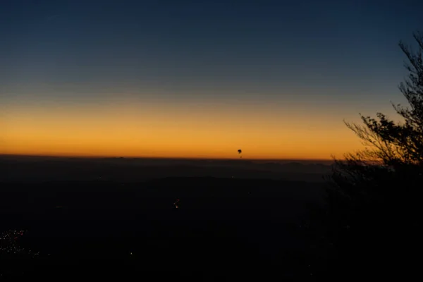 Ηλιοβασίλεμα horizont γραμμή με πορτοκαλί ουρανό — Φωτογραφία Αρχείου