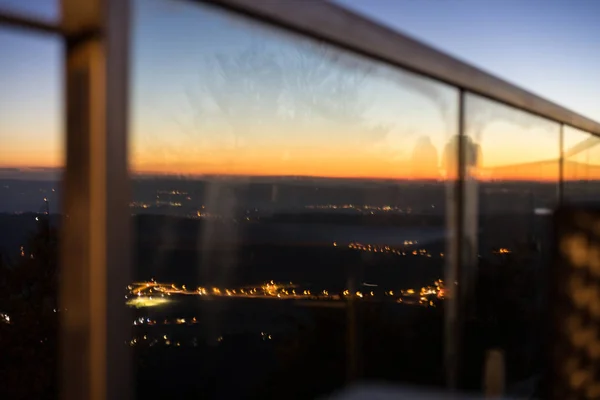 Ηλιοβασίλεμα με γυάλινη κουπαστή θέα στην πόλη — Φωτογραφία Αρχείου