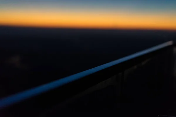 Turuncu Gökyüzü ve metal el rayları ile günbatımı — Stok fotoğraf