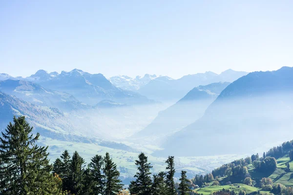 スイス、ルツェルンの近くの霧と Buergenstock 山の風景 — ストック写真