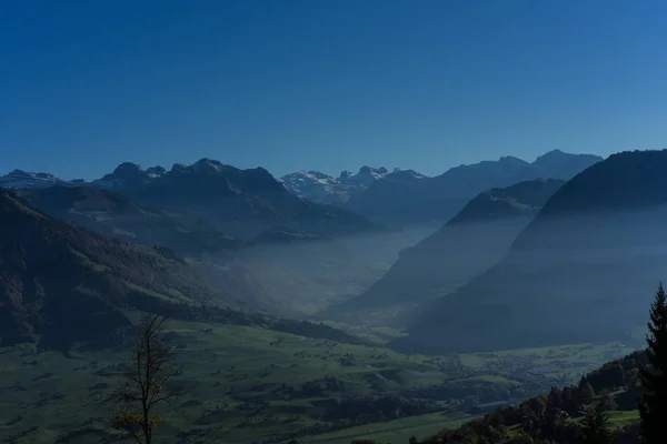 Buergenstock paisagem de montanha com nevoeiro, perto de lucerna suíça — Fotografia de Stock