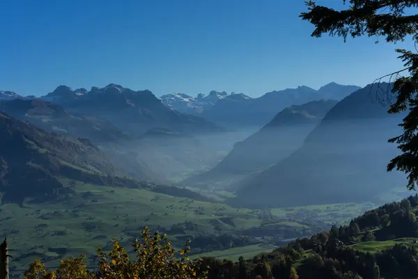 Buergenstock górski krajobraz z mgły, w pobliżu Lucerna, Szwajcaria — Zdjęcie stockowe