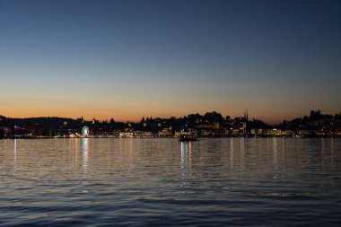 şehir panoraması ve İsviçre 'de su yansıma popüler turist hedef ile göl Lucerne gün batımı