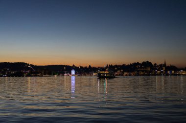 şehir panoraması ve İsviçre 'de su yansıma popüler turist hedef ile göl Lucerne gün batımı