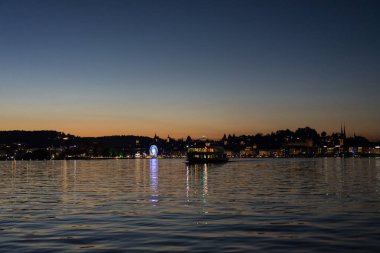 şehir panoraması ve İsviçre 'de su yansıma popüler turist hedef ile göl Lucerne gün batımı