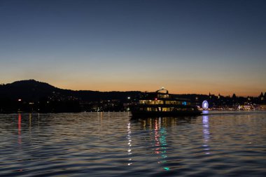 şehir panoraması ve İsviçre 'de su yansıma popüler turist hedef ile göl Lucerne gün batımı