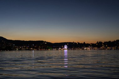 şehir panoraması ve İsviçre 'de su yansıma popüler turist hedef ile göl Lucerne gün batımı