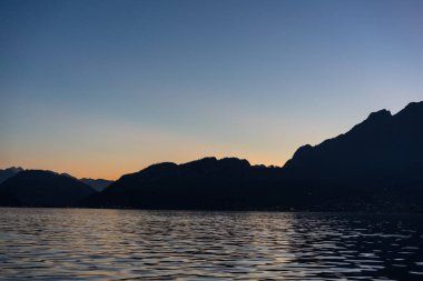 dağlar ile göl Lucerne 'de günbatımı tekne görülebilir