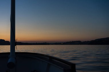 dağlar ile göl Lucerne 'de günbatımı tekne görülebilir