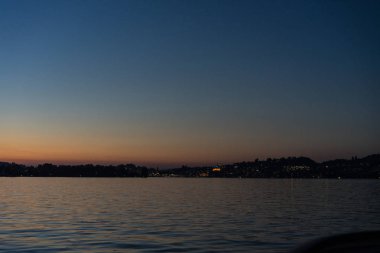 Göl Lucerne Gölü üzerinde günbatımı tekne açık gökyüzü inceledi