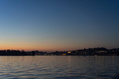 Göl Lucerne Gölü üzerinde günbatımı tekne açık gökyüzü inceledi
