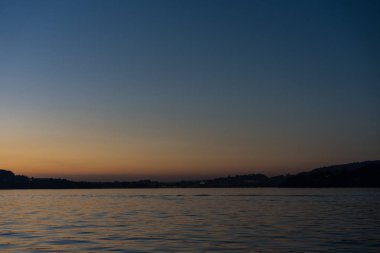 dağlar ile göl Lucerne üzerinde günbatımı tekne açık gökyüzü görüntülenen